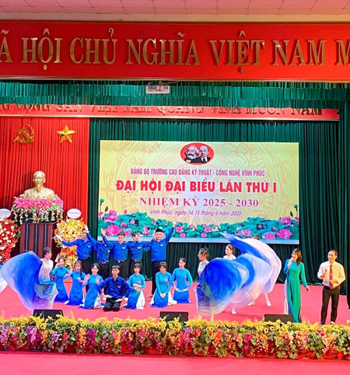 Sinh viên ngành Truyền thông và Mạng máy tính (Khóa 2022-2025) bảo vệ khóa luận tốt nghiệp